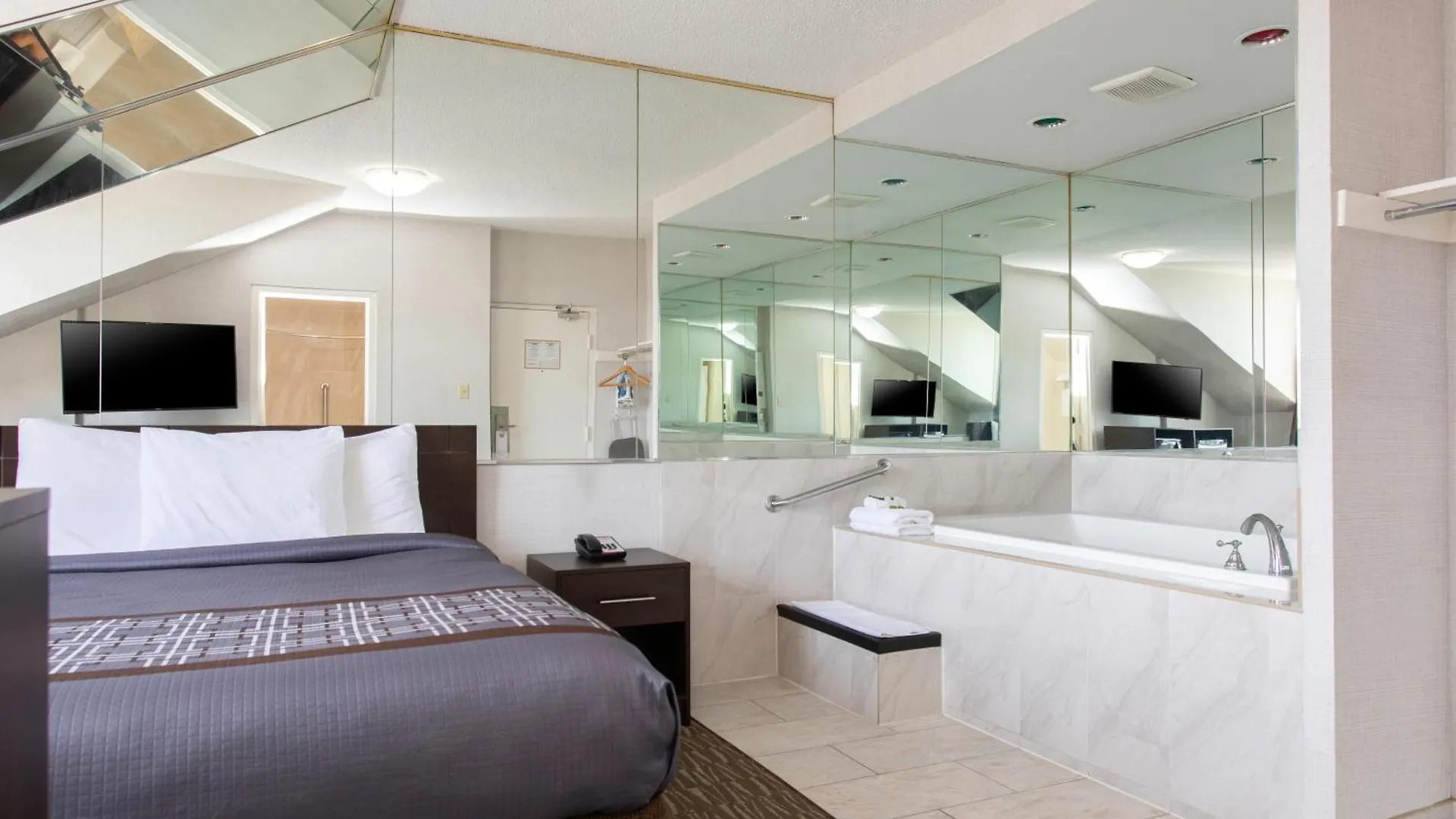 ** Motel Super 5 Inn Mississauga Canada